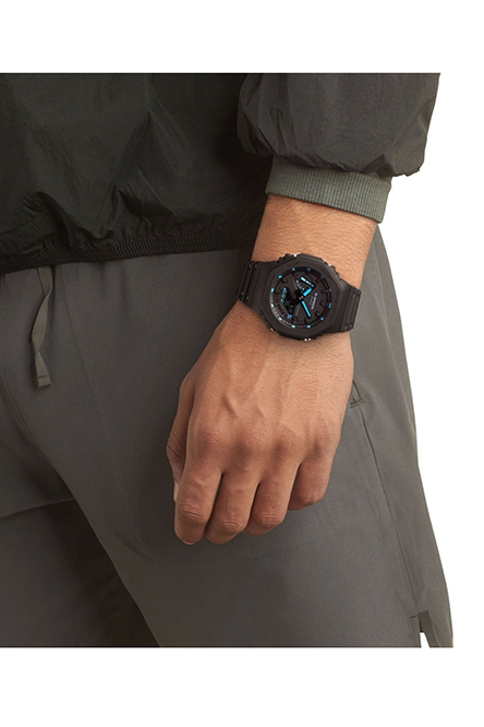 G-Shock-Neon-Sat-GA-2100-1A2ER-ruka