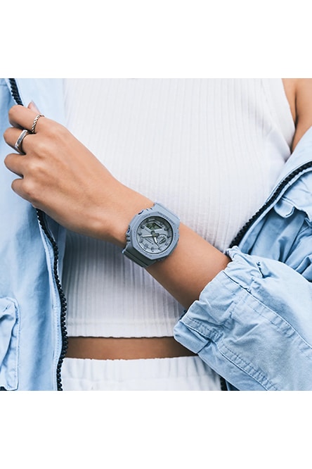 G-Shock-sat-GMA-S2100BA-2A2ER-ruka